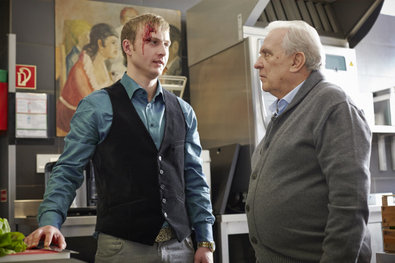 Bild 1 von 14: Matthias (Heikko Deutschmann, r.) erzählt Semir (Erdogan Atalay) und Alex (Vinzenz Kiefer), wie er zum Personenschützer der Familie Brecht wurde.