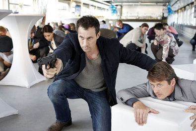 Bild 1 von 20: Während Semir (Erdogan Atalay, l.) sich noch nicht sicher ist, was er von Alex Brandt (Vinzenz Kiefer) halten soll, lässt Kim Krüger (Katja Woywood, 2.v.l.) diesen von Jenny (Katrin Heß) erst einmal aufs Revier bringen.