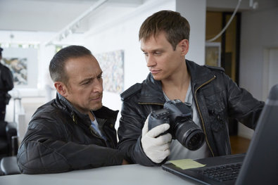 Bild 1 von 18: Semir (Erdogan Atalay, l.) und Alex (Vinzenz Kiefer) finden auf dem Computer und der Kamera des Toten wichtige Hinweise.