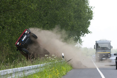 Der Flüchtige liefert sich auf der Autobahn eine wilde Verfolgungsjagd mit den Gangstern und Ben...