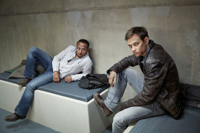 Bild 1 von 20: Während Semir (Erdogan Atalay, l.) sich noch nicht sicher ist, was er von Alex Brandt (Vinzenz Kiefer) halten soll, lässt Kim Krüger (Katja Woywood, 2.v.l.) diesen von Jenny (Katrin Heß) erst einmal aufs Revier bringen.