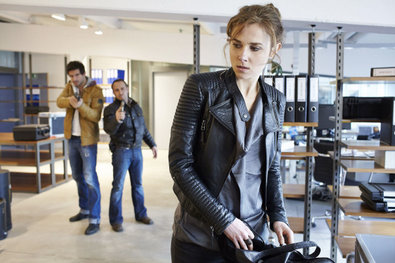 Ben (Tom Beck, l.) und Semir (Erdogan Atalay) überraschen in dem Pressebüro des Opfers die Nachtreporterin Sam (Karin Hanczewski), die dort offenbar herumschnüffelt.