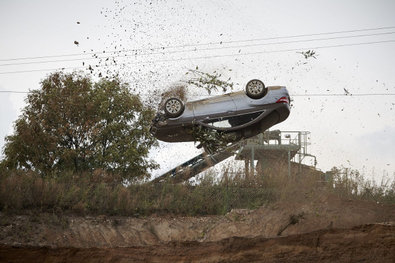 Ve světlech Pursuit Ben Van Bergenu s jeho oficiálním autem od zemí ve štěrkovně ...