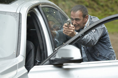 Semir (Erdogan Atalay) und Ben versuchen die Gangster aufzuhalten, doch diese können in den nahegelegenen Wald flüchten...