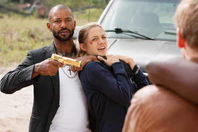 Bild 1 von 9: Alex (Vinzenz Kiefer) versucht Jessies Entführung durch Cortez zu verhindern...