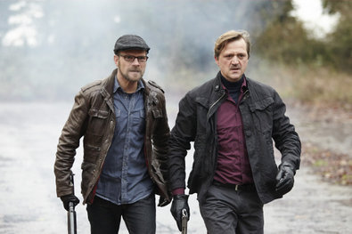 Bild 1 von 15: Mats Vollmer (Wayne Carpendale, l.) behauptet Semir (Erdogan Atalay, M.) und Alex (Vinzenz Kiefer) gegenüber, die Sache mit dem plötzlich aufgetauchten Spike klären zu wollen.